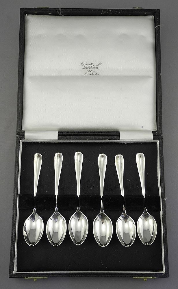 Hallmarked Silver Set of Six Coffee Spoons in Case. (1 of 4)