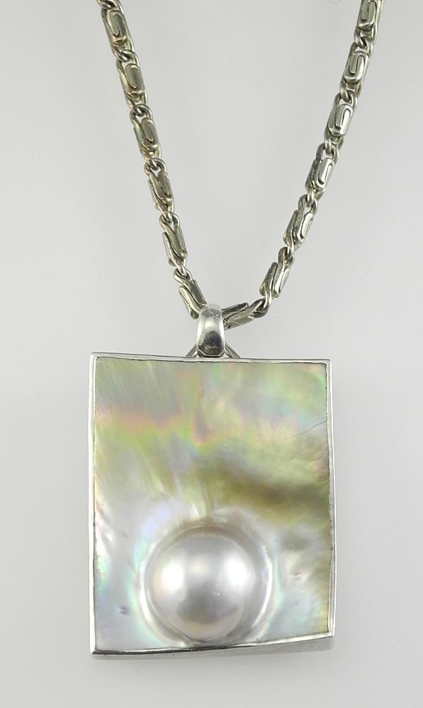 Mabe Pearl & Sterling Silver (925) Pendant signed Marta H. (Howell) on Chain, TW 35.4g.: Mabe Pearl & Sterling Silver (925) Pendant signed Marta H. (Howell) on Chain, TW 35.4g.