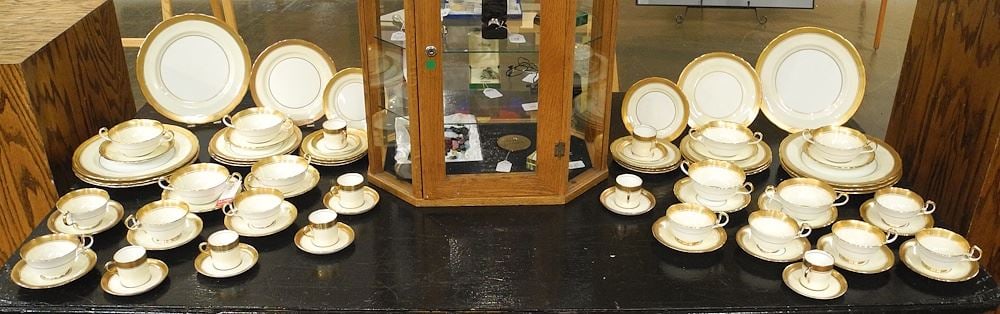 Eight Place Settings Aynsley "Sandringham" China Dinnerware.: Eight Place Settings Aynsley "Sandringham" China Dinnerware.