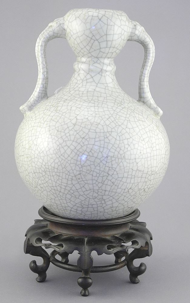 G Ware Style Chinese Porcelain Vase with Qianlong Mark (8 3/4"h) with Stand.: G Ware Style Chinese Porcelain Vase with Qianlong Mark (8 3/4"h) with Stand.