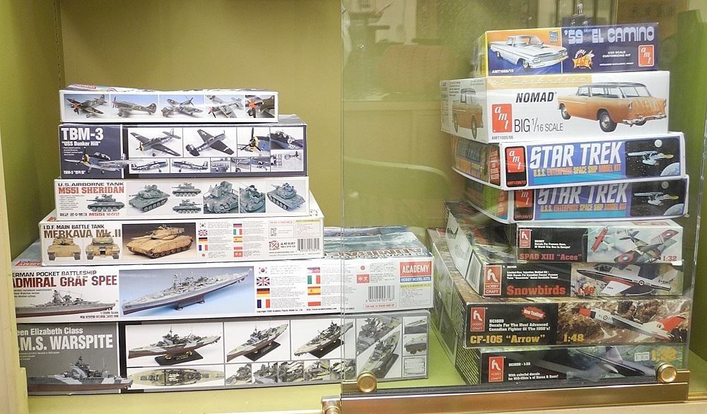 Collection of Academy/AML/Hobbycraft Star Trek/Tanks/Various (approx.14/ as found).: Collection of Academy/AML/Hobbycraft Star Trek/Tanks/Various (approx.14/ as found).