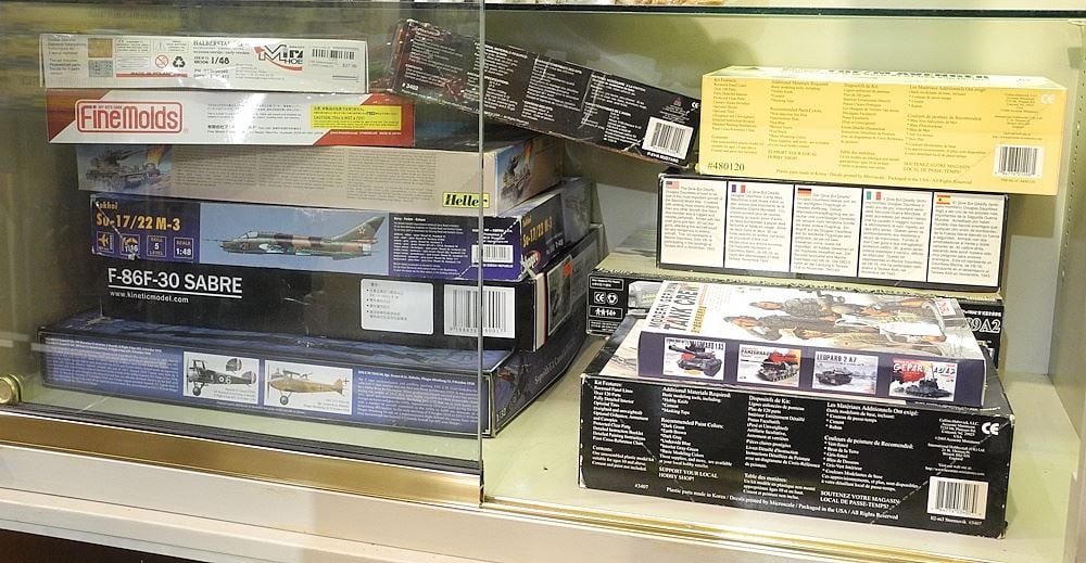 Collection of Various Model Kits: Accurate Miniatures/Heller/MiniArt (approx. 13/as found).: Collection of Various Model Kits: Accurate Miniatures/Heller/MiniArt (approx. 13/as found).