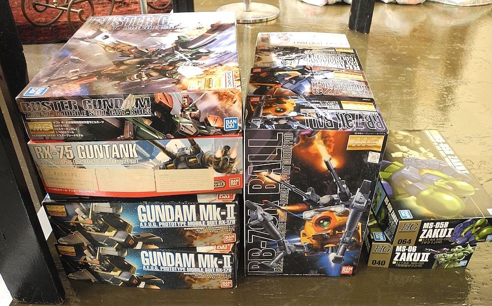 Collection of Bandai Gundam Model Kits (approximately 10/as found). -: Collection of Bandai Gundam Model Kits (approximately 10/as found). -