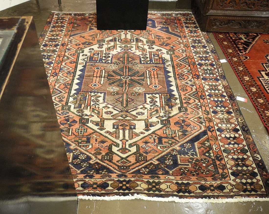 Hand Knotted Bakhtyar Carpet Approximately 5'1" x 7'1".: Hand Knotted Bakhtyar Carpet Approximately 5'1" x 7'1".