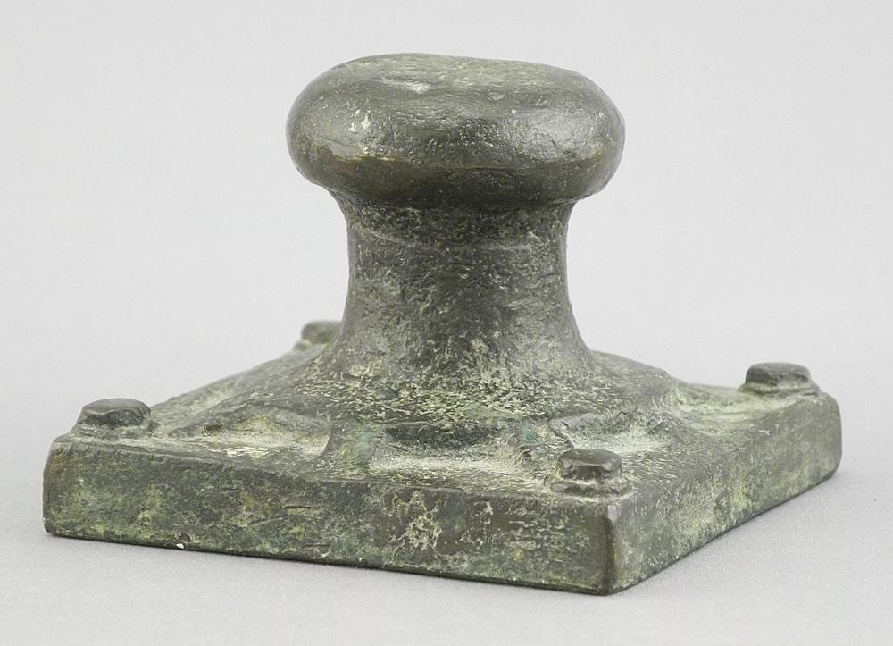 Asian Bronze Seal, 1 7/8 x 2 3/4 x 2 3/4", 686g.: Asian Bronze Seal, 1 7/8 x 2 3/4 x 2 3/4", 686g.