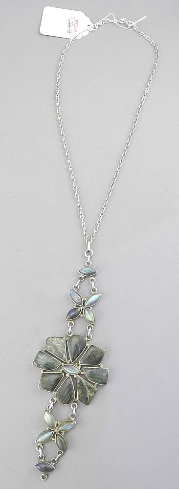 8 Petal Labradorite Gemstone & Sterling Necklace (marked/19"L), 57.4g.: 8 Petal Labradorite Gemstone & Sterling Necklace (marked/19"L), 57.4g.