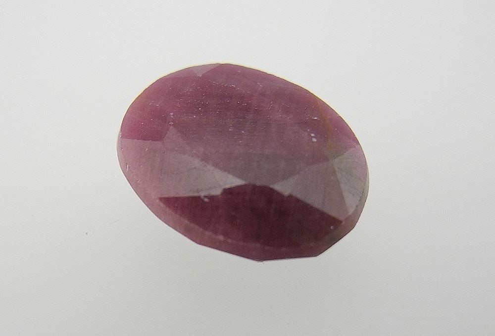 6.74 CT Oval Cut Untreated Ruby Gemstone. (1 of 2)