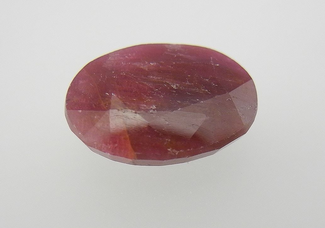 6.17 CT Oval Cut Untreated Ruby Gemstone. (1 of 2)