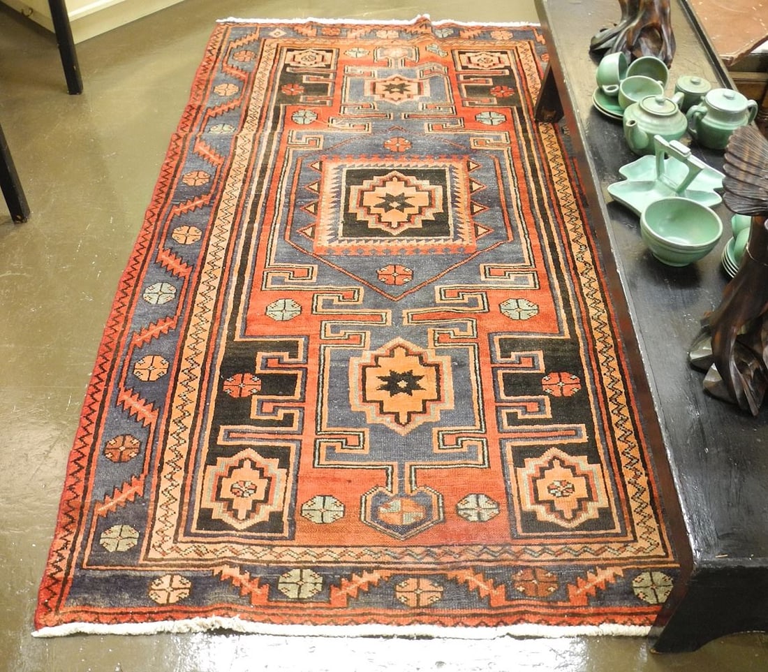 Hand Knotted Zanjan Carpet Approximately 4'5" x 7'7".: Hand Knotted Zanjan Carpet Approximately 4'5" x 7'7".