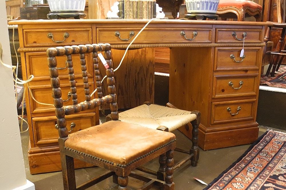 Sligh Leather Top Double Pedestal Desk. (1 of 2)