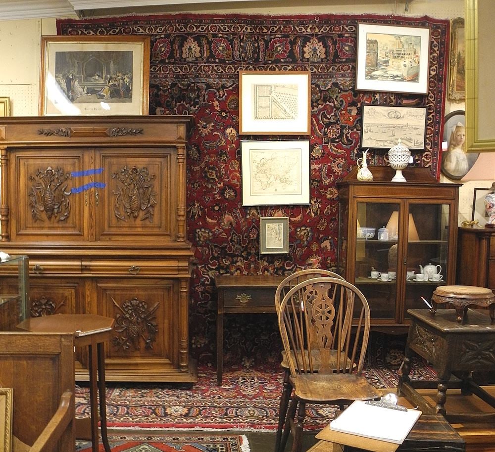 Mashhad Carpet Approximately 9'8" x 13'2".: Mashhad Carpet Approximately 9'8" x 13'2".