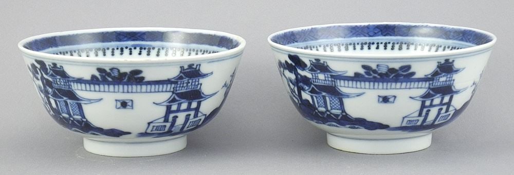 Pair of Chinese Export Blue & White Bowls, 4"d. (1 of 6)