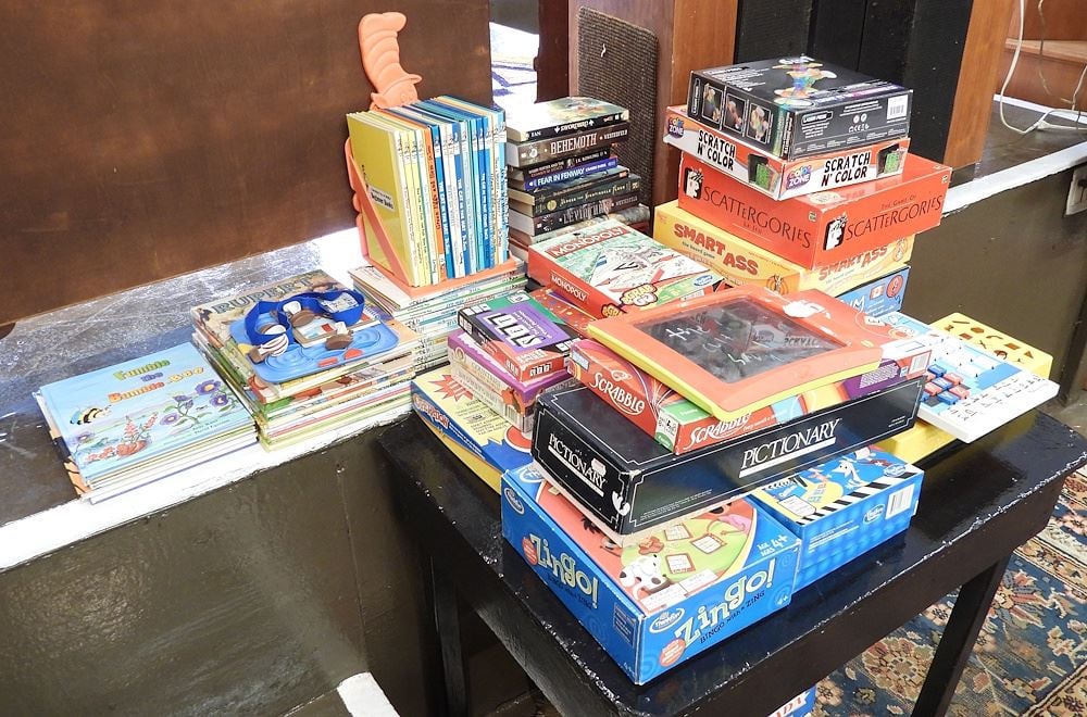 Collection of Books/Games/Puzzles Including Dr. Seuss/Etch-A-Sketch/ Operation etc.: Collection of Books/Games/Puzzles Including Dr. Seuss/Etch-A-Sketch/ Operation etc.