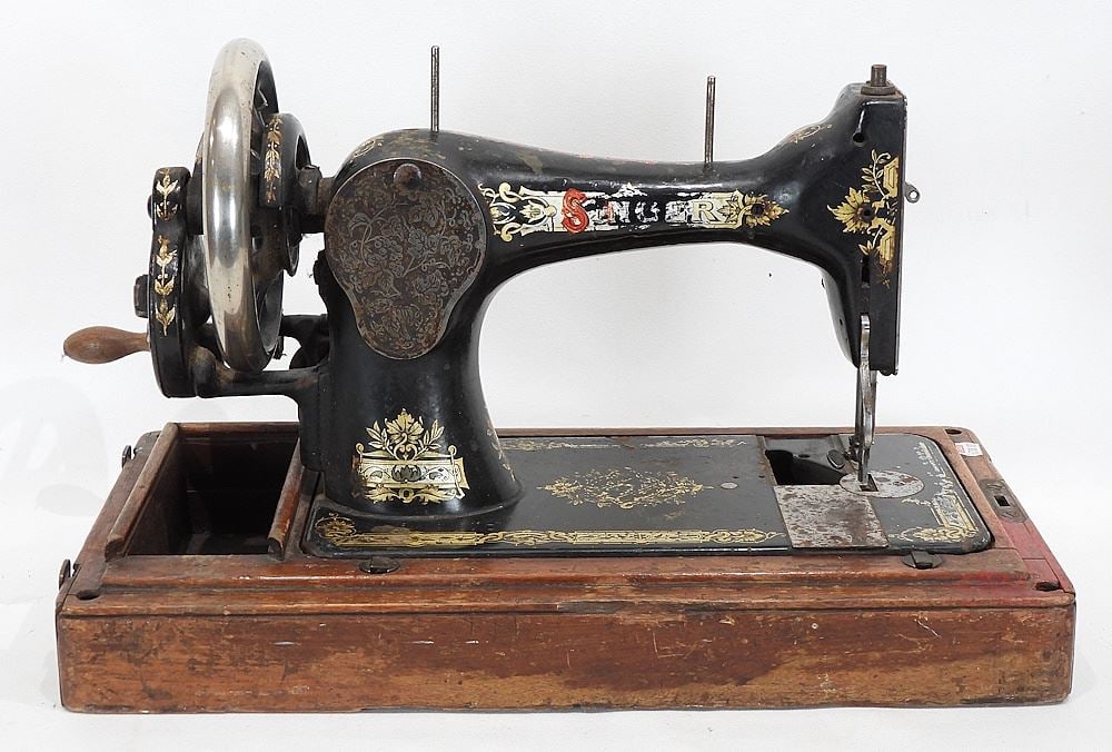 Singer Sewing Machine. (1 of 4)