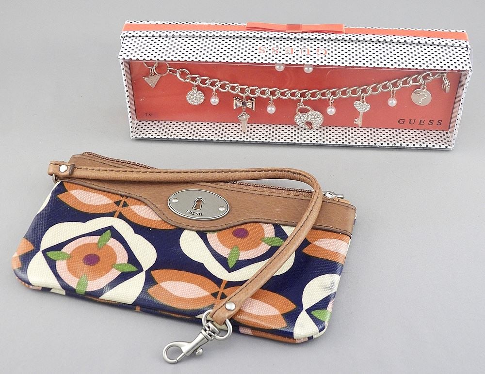 Fossil Purse & Guess Bracelet in Box.: Fossil Purse & Guess Bracelet in Box.