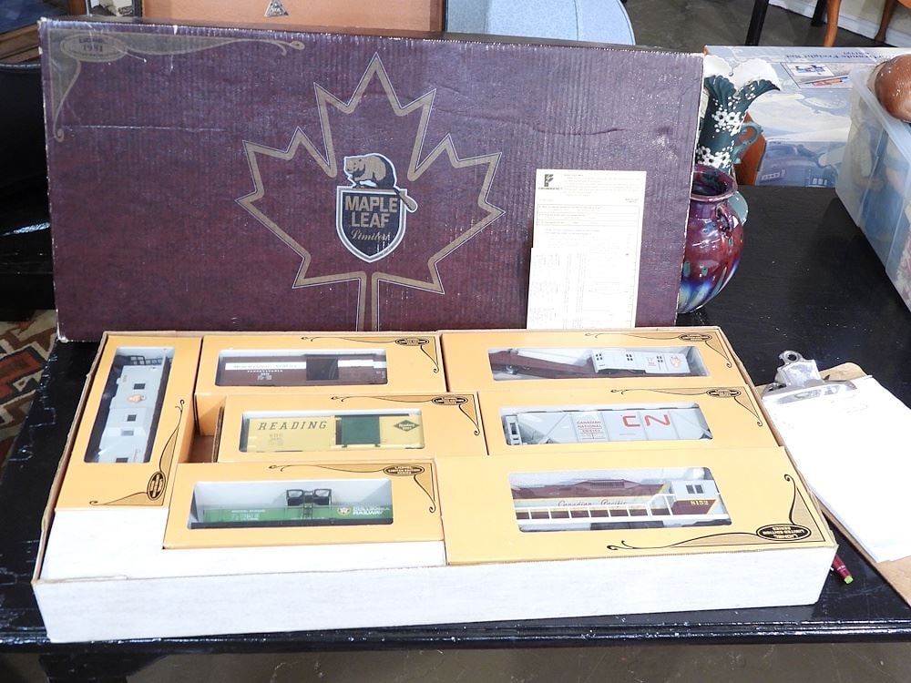 Lionel 1981 Limited Edition Maple Leaf Electric Train Set in Original Box.: Lionel 1981 Limited Edition Maple Leaf Electric Train Set in Original Box.