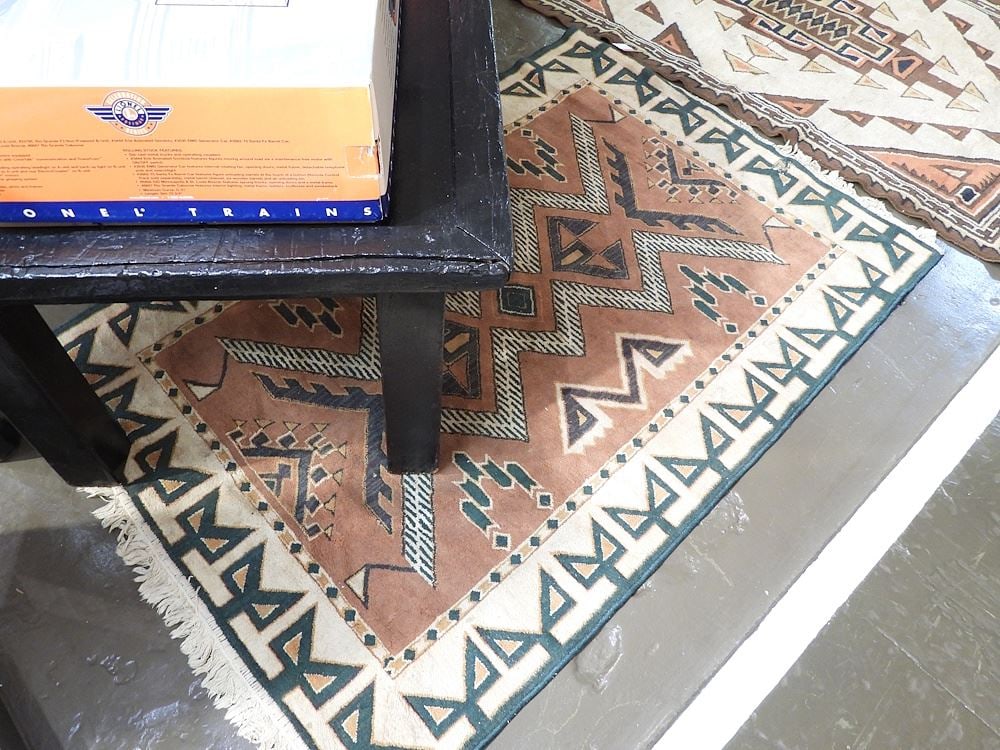 Kilim Style Carpet Approximately 3'8" x 5'7".: Kilim Style Carpet Approximately 3'8" x 5'7".