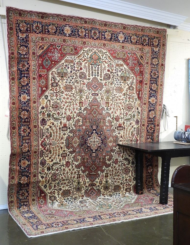 Hand Knotted Tabriz Carpet Approximately 8'1" x 11'5". (1 of 5)