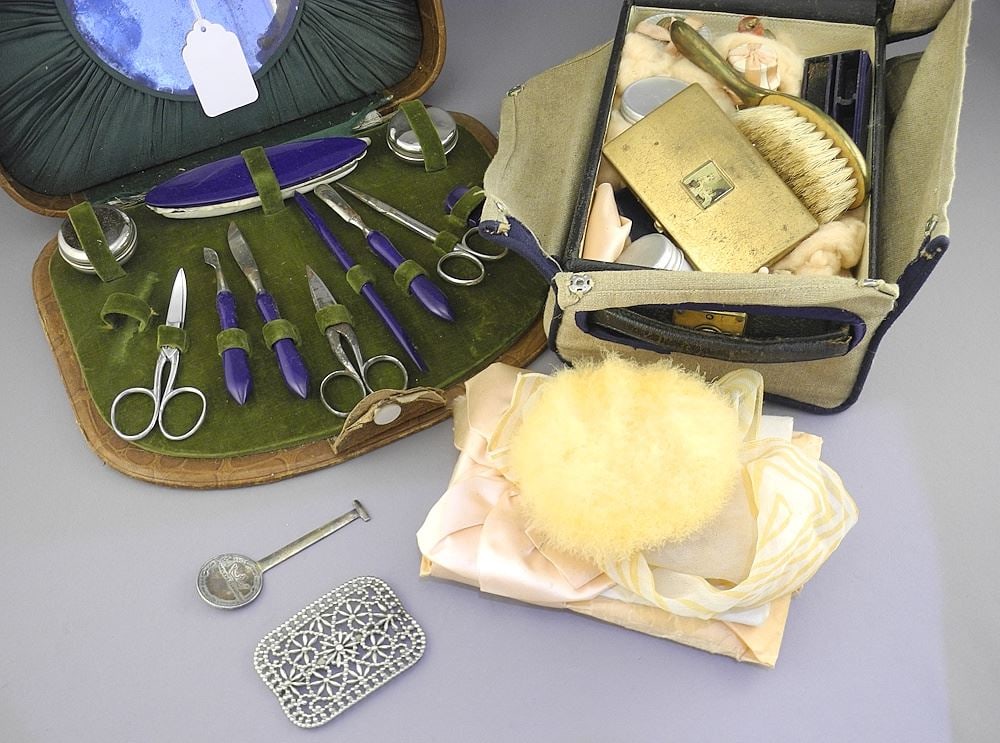 Collection of Ladies Dressing Table Sundries. (1 of 4)