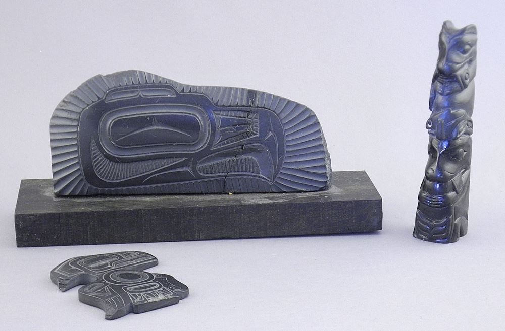 3 Haida Argillite Carvings: M. Jones Raven/M. Edgers Plaque/Unsigned Pole (damage noted). (1 of 5)