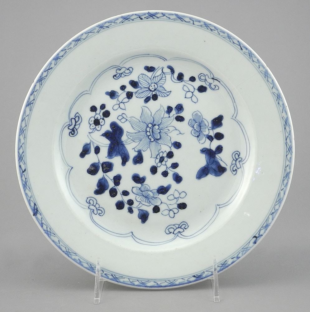 Chinese Export Porcelain Plate, 9" Diameter.: Chinese Export Porcelain Plate, 9" Diameter.