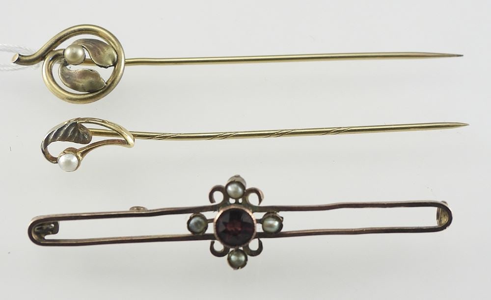 18ct (marked/1.3g) Stick Pin with 9 ct (marked/2.1g) Damaged Brooch & Murat Stickpin. (1 of 2)