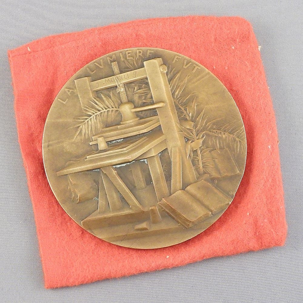 Bronze Medallion: Jean Gutenberg Inventeur del Imprimerie... 199g. (1 of 2)