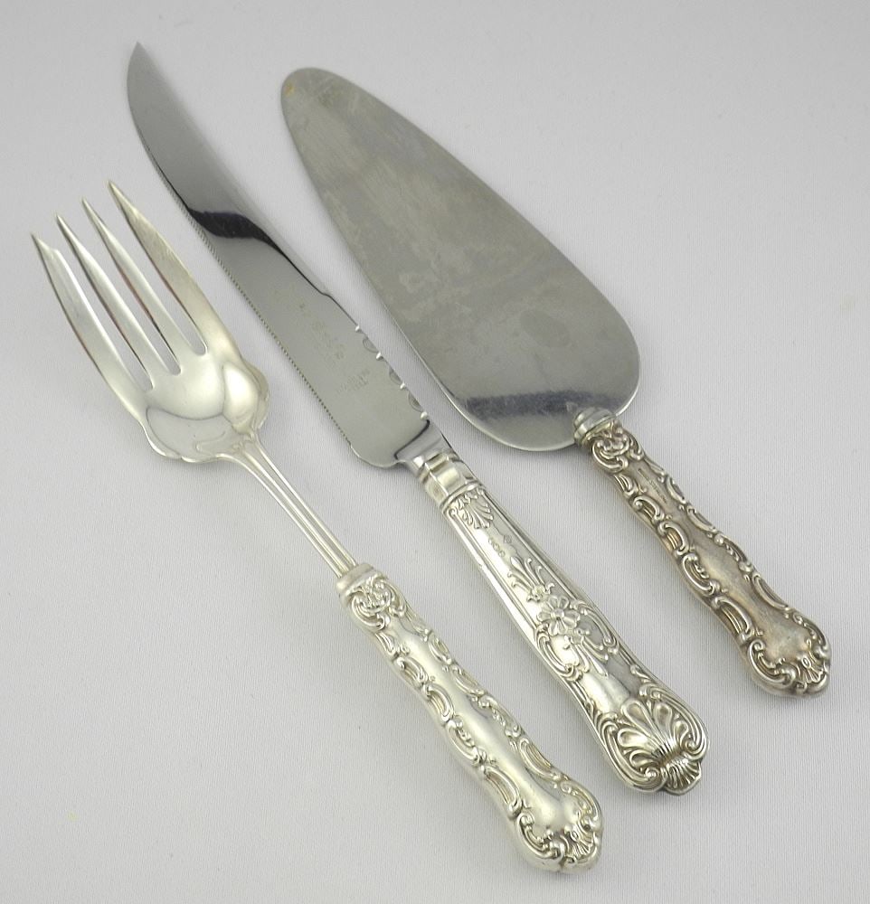 Birks Sterling Fork & Lifter with Hallmarked Silver Bread Knife, 9 - 10 1/7"L, TW 198g.: Birks Sterling Fork & Lifter with Hallmarked Silver Bread Knife, 9 - 10 1/7"L, TW 198g.