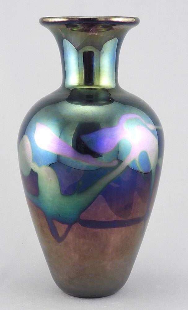 Art Glass Vase signed R. (Robert) Held Art Glass & Foil Label, 9"h. (131): Art Glass Vase signed R. (Robert) Held Art Glass & Foil Label, 9"h. (131)