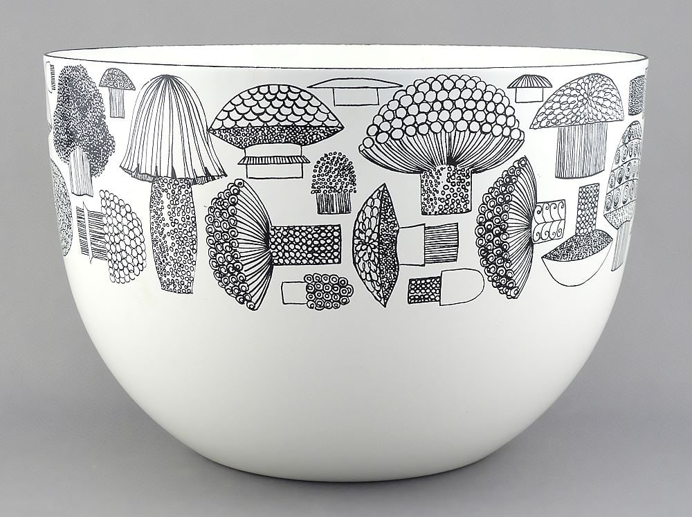 Finel Finnish Enamel Bowl (small inner rim chip noted). (1 of 4)