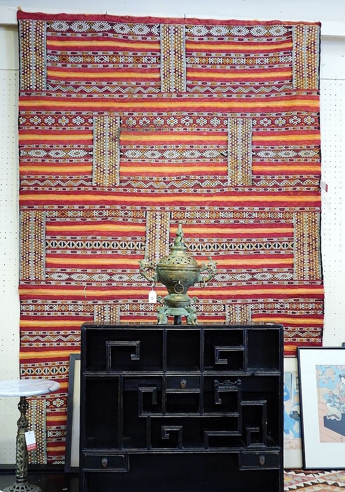 Hand Knotted Kilim Carpet Approximately 4'6" x 7'2" (small tear near fringe).: Hand Knotted Kilim Carpet Approximately 4'6" x 7'2" (small tear near fringe).