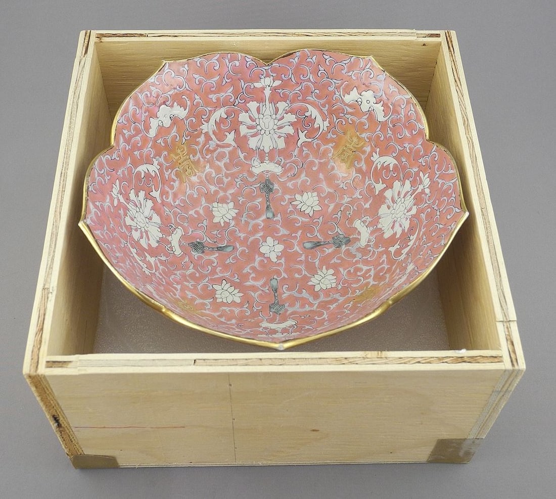 Qing Famille Rose Porcelain Lotus Shaped Bowl with Qianlong Mark, 3 1/2 x 7 7/8" with Box.: Qing Famille Rose Porcelain Lotus Shaped Bowl with Qianlong Mark, 3 1/2 x 7 7/8" with Box.