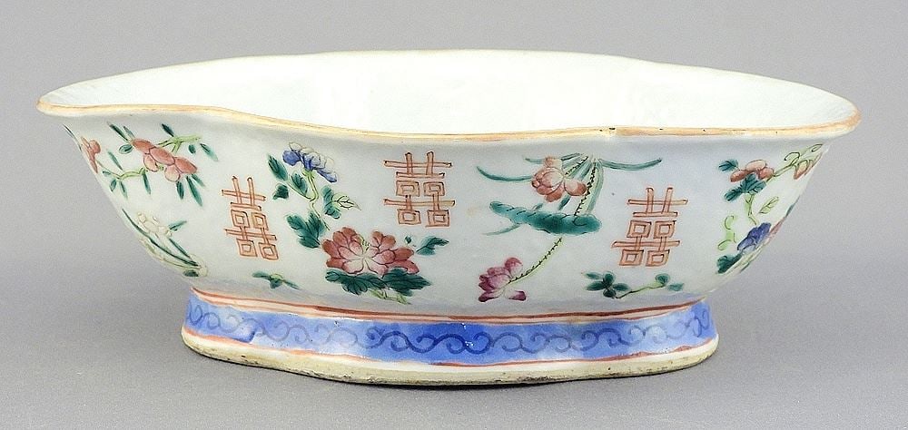 19th C. Chinese Famille Rose Lobed Dish with Overglaze Red Shunzhi Mark.: 19th C. Chinese Famille Rose Lobed Dish with Overglaze Red Shunzhi Mark.