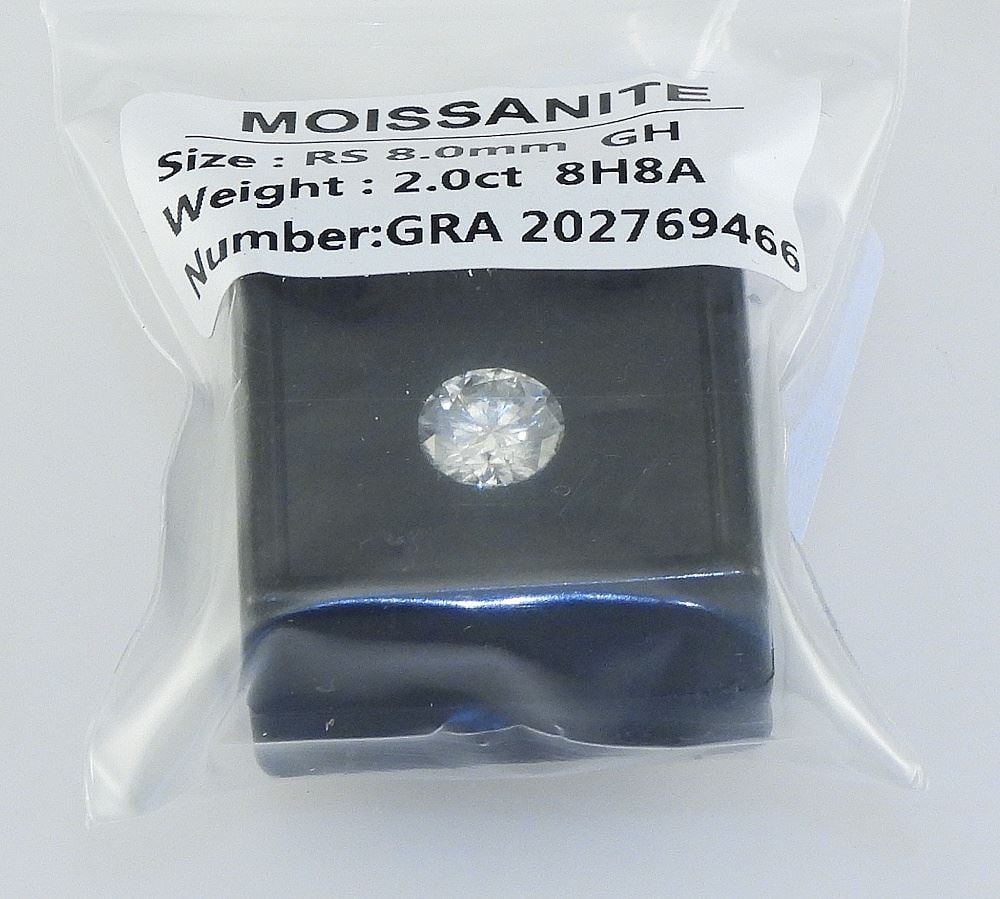 2ct Loose Moissanite Gemstone (8mm). (1 of 1)