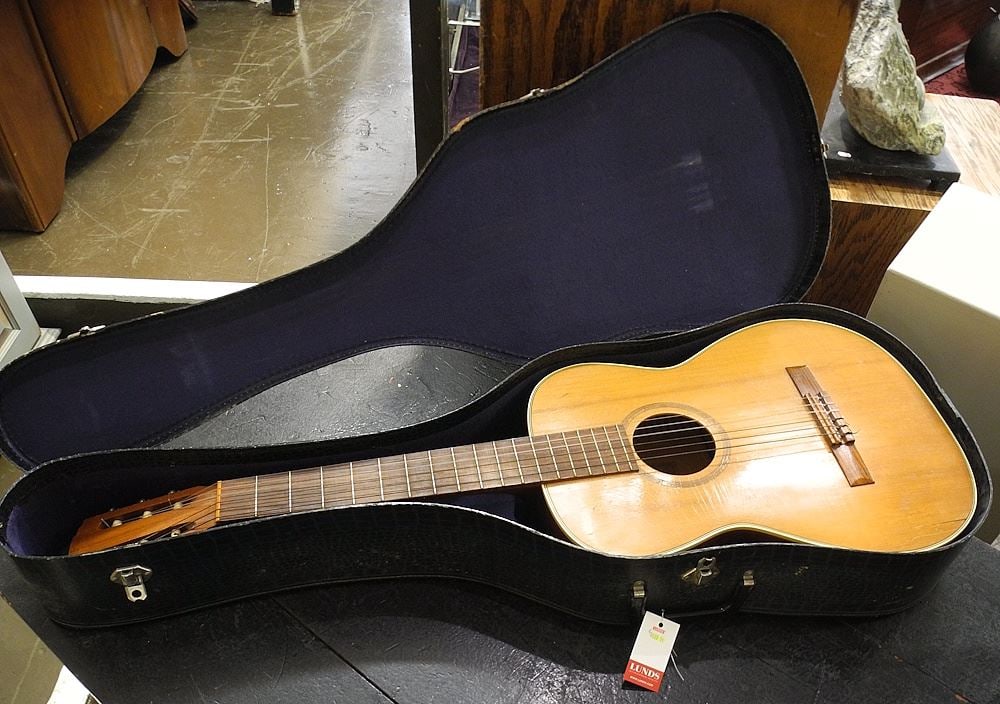 Goya G-12 Acoustic Guitar (37 1/2"L) w/ Hard Case. (1 of 3)