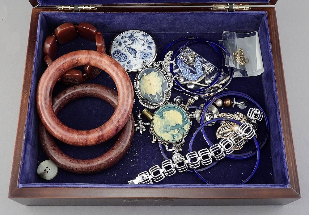 Collection of Assorted Jewelry Items : Costume/Stone. (1 of 1)