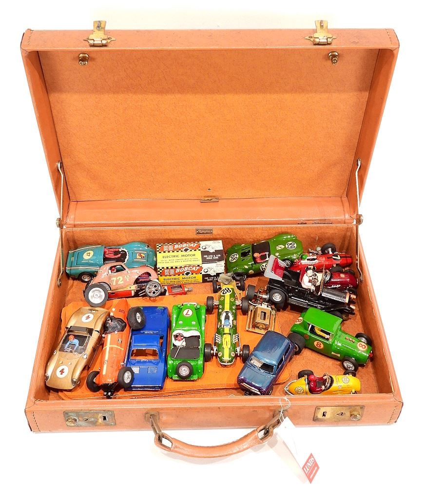 Vintage Briefcase Containing Vintage Slot Cars. (134): Vintage Briefcase Containing Vintage Slot Cars. (134)