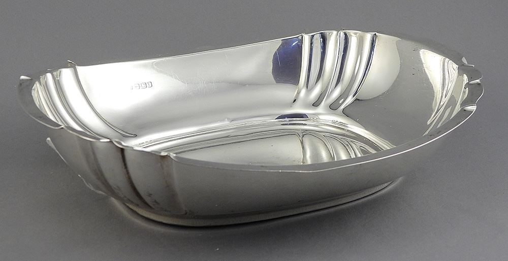 Hallmarked Silver Serving Bowl, 8 3/4" x 7 1/2", 333 grams.: Hallmarked Silver Serving Bowl, 8 3/4" x 7 1/2", 333 grams.