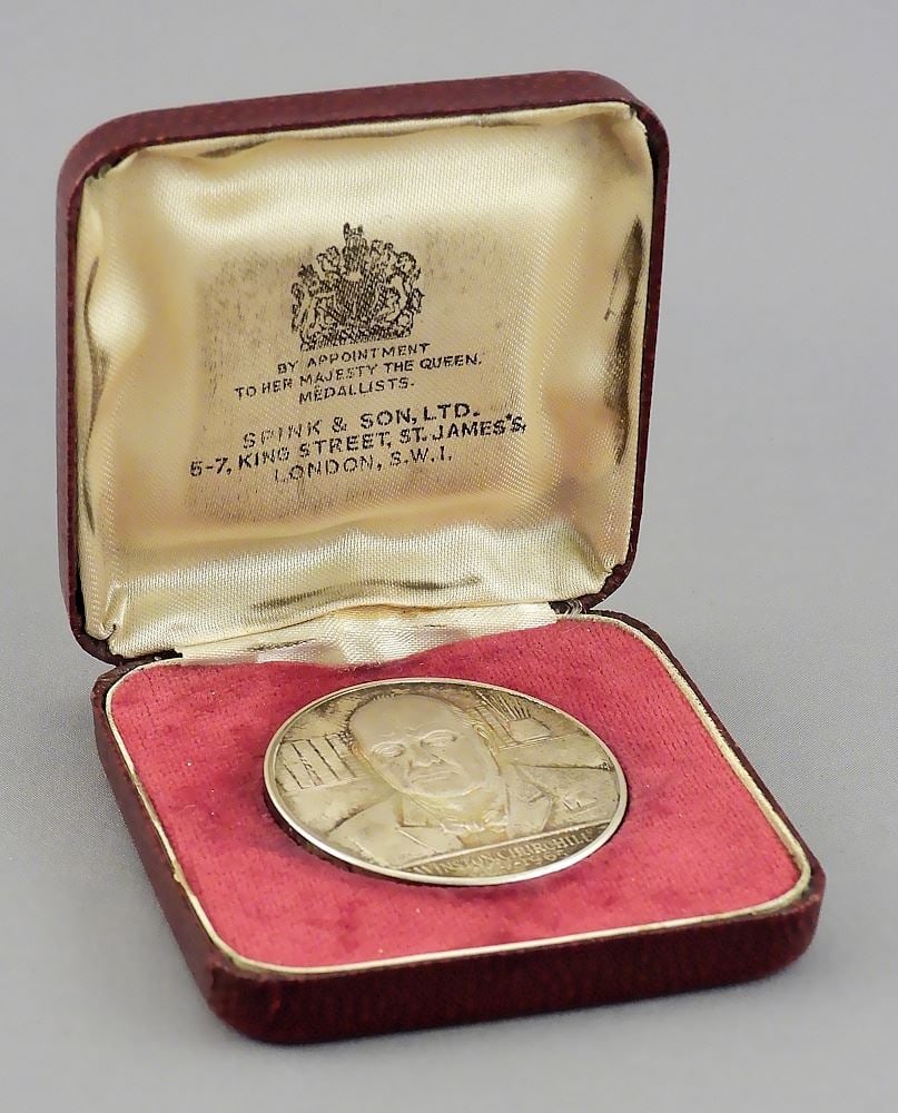 Sir Winston Churchill Commemorative Silver Medal C.1871-1965 in Original Box.: Sir Winston Churchill Commemorative Silver Medal C.1871-1965 in Original Box.