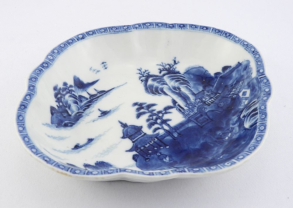 Chinese Export Porcelain Lobed Dish, 7 x 8". (1 of 4)
