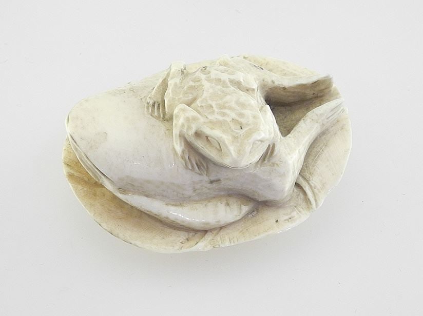 Japanese Netsuke: Two Frogs (signed) , 2 1/8"L, 33.7g, NO EXPORT. (1 of 4)
