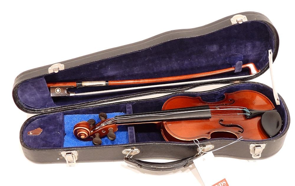 Suzuki Violin Co. "1/16 No.101 1965" Violin (14 3/8"L) w/Bow & Case. (1 of 4)