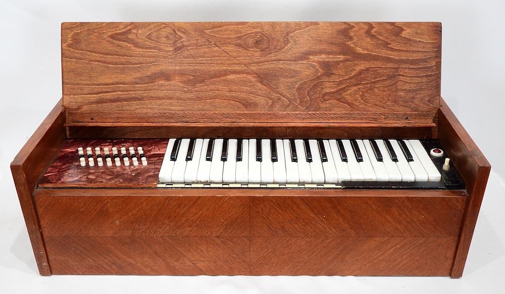 Unmarked Chord Organ (tested/works). (1 of 5)