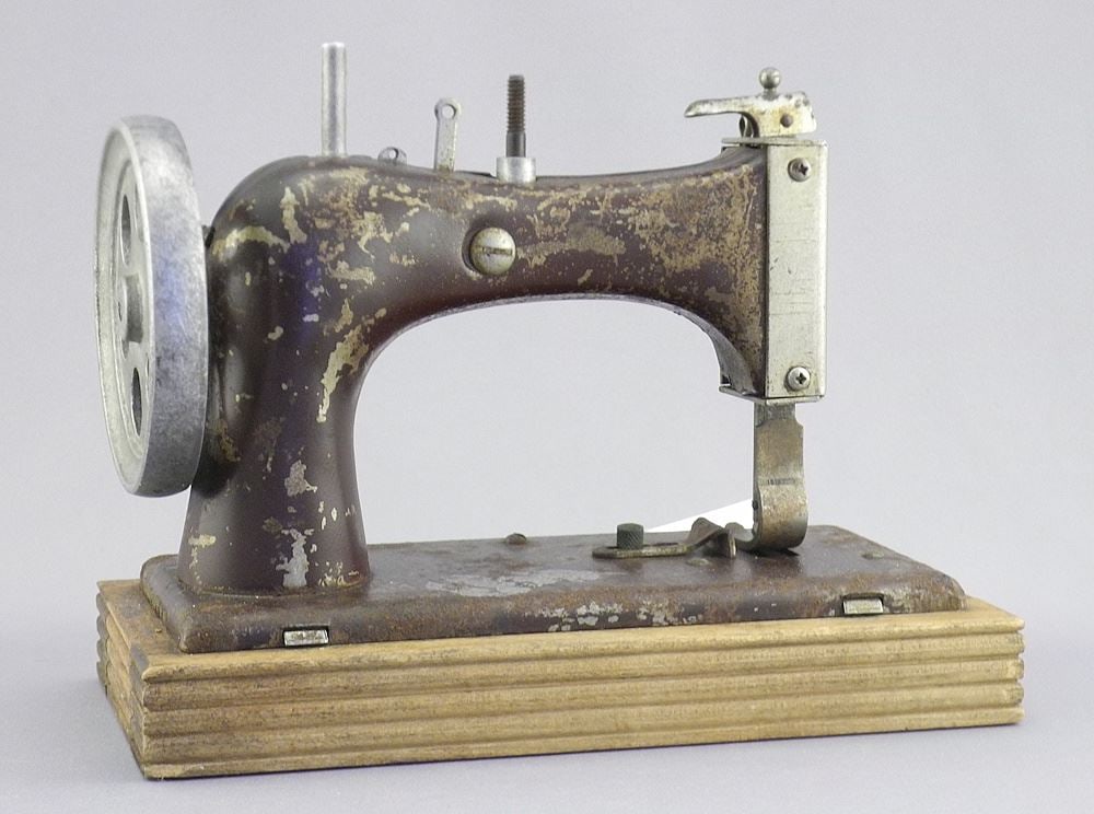 "American Girl" Child's Sewing Machine, 8"L (crank missing).: "American Girl" Child's Sewing Machine, 8"L (crank missing).