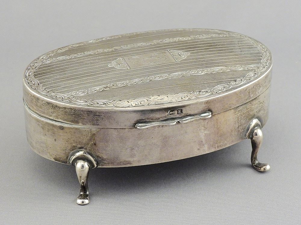 Hallmarked Silver Oval Shaped Jewelery Box, 4 1/2" x 2 3/4", 170g TW. (1 of 7)