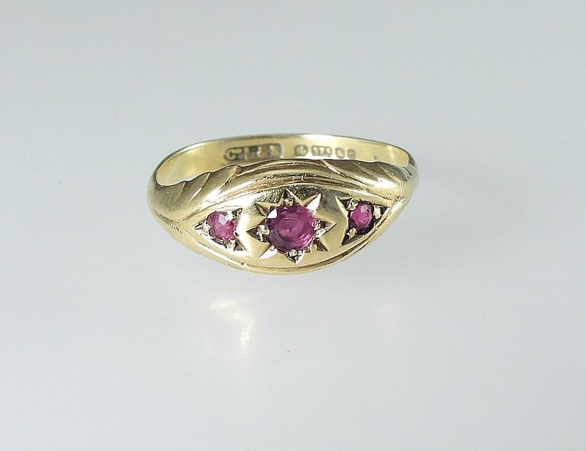 9ct Gold Ruby Set Ring, 1.61 grams - Size 6. (1 of 6)