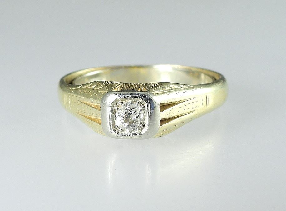 14K Gold and .30 ct Diamond Ring, 5.75 grams without sizer.: 14K Gold and .30 ct Diamond Ring, 5.75 grams without sizer.