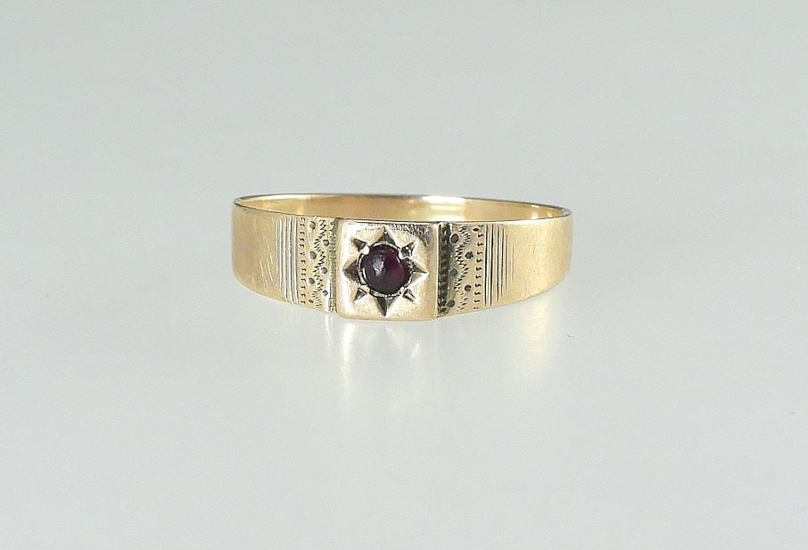 10K Gold Antique Ring, 1.40 grams - size 7.: 10K Gold Antique Ring, 1.40 grams - size 7.