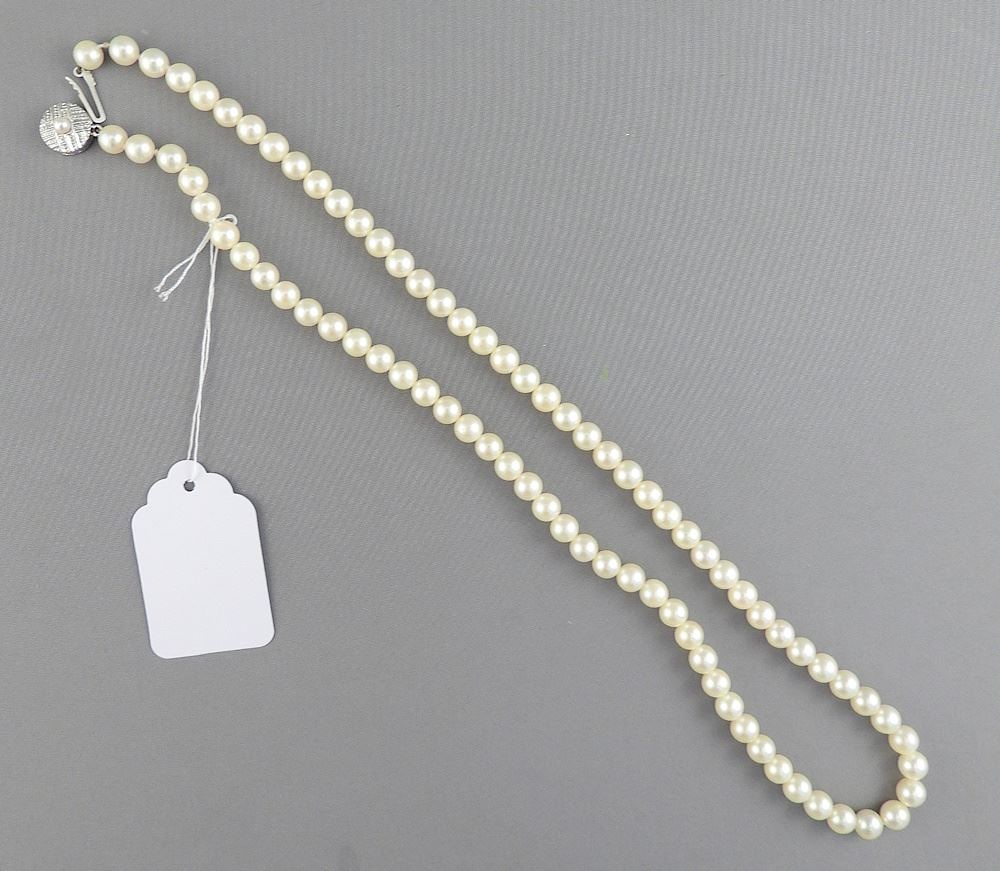 Pearl Necklace w/.800 (marked) Silver Clasp, 22"L, 36g.: Pearl Necklace w/.800 (marked) Silver Clasp, 22"L, 36g.