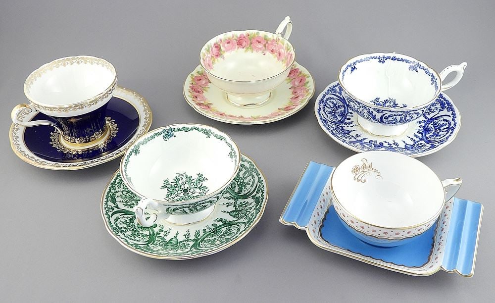 Collection of Royal Worcester/ Coalport/Doulton/Aynsley Tea Cups & Saucers. (1 of 4)